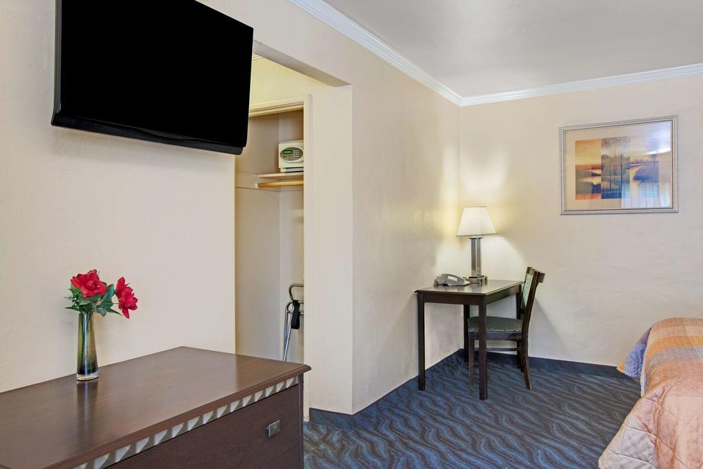 Super 8 by Wyndham Berkeley Motel Eksteriør billede